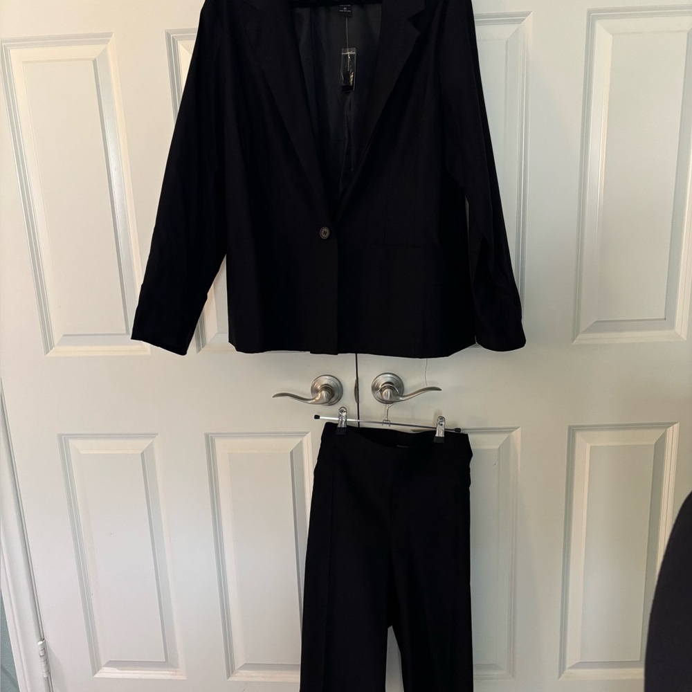 Ashley Stewart Black Two-Piece WOMENS Blazer capri Pants Set